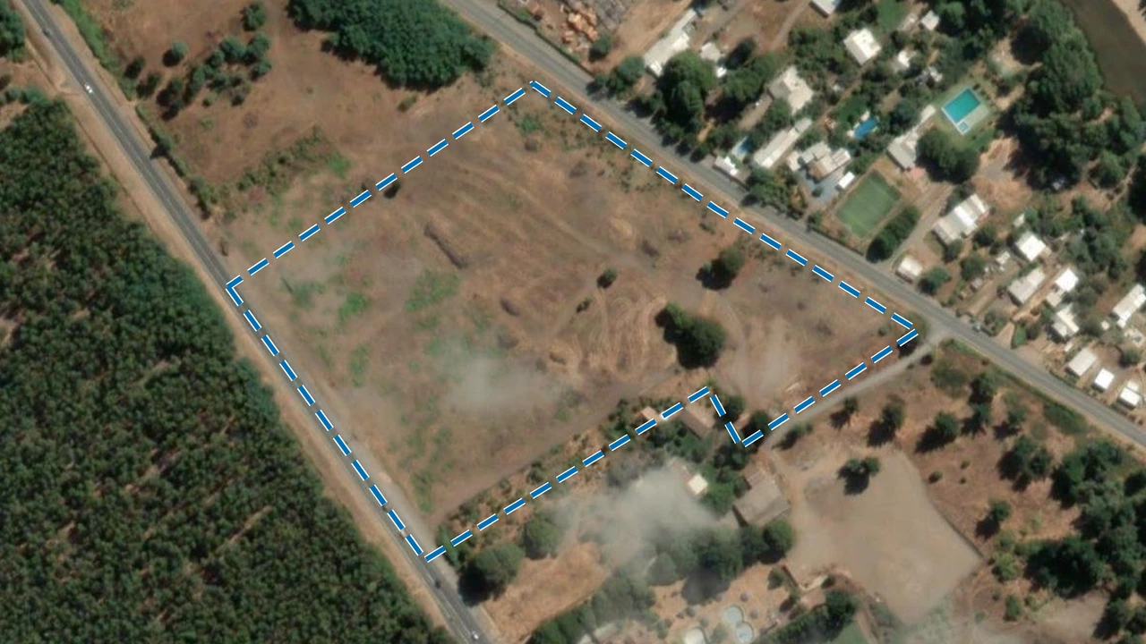 Vista del terreno y las dos vías de acceso en Nacimiento
